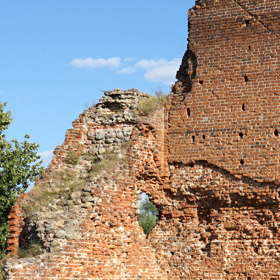 dziedziniec i relikty wieży głównej