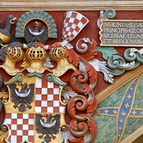 fragment portalu bramy dziedzińca - polichromowany herb księcia Jerzego II brzeskiego