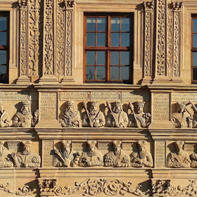 fragment fasady bramy wjazdowej - poczet władców piastowskich