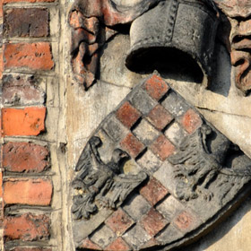 kartusz z herbem księstwa legnicko-brzeskiego na kaplicy Św. Jadwigi