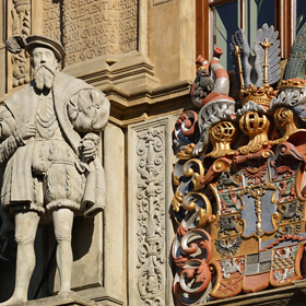 fragment fasady bramy wjazdowej - książę Jerzy II brzeski i jego małżonka Barbara