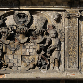 herby Jerzego II Wspaniałego i jego żony Barbary - fragment renesansowego portalu Gymnasium Illustre Bregense