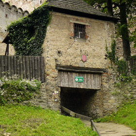 strażnica na tle zachodniej ściany zamku