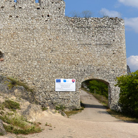 brama wjazdowa zamku dolnego