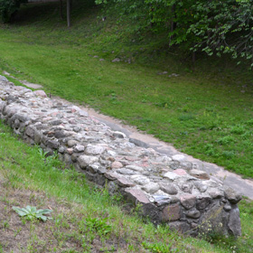 pozostałości murów przedzamcza wschodniego