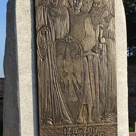współczesny pomnik poświęcony zjazdowi piastowskiemu w roku 1217