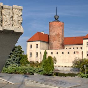 Pomnik Dzieci Głogowskich i zamek piastowski