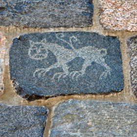 postać zwierzęcia (lwa?) na ścianie północnej
