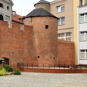 pozostałości murów miejskich i baszta 'Dorotka'