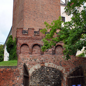 brama wjazdowa i gotycka wieża