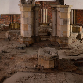 pozostałości XIII-wiecznej zamkowej kaplicy Śś Benedykta i Wawrzyńca