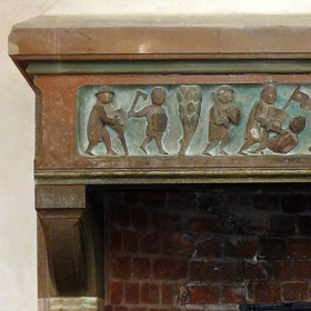 kominek z fryzem przedstawiającym walki krzyżaków z poganami