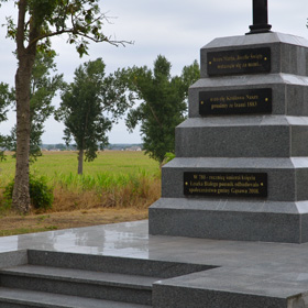 obelisk ustawiony w miejscu śmierci księcia Leszka I Białego