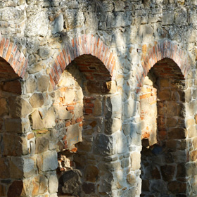 fragment renesansowego muru z pozostałościami po otworach strzelniczych