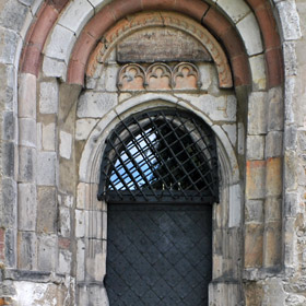 romański portal zachodni z osadzonym w nim portalem gotyckim