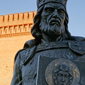 pomnik Władysława II Opolczyka przed wieżą 'zamku na Górce'