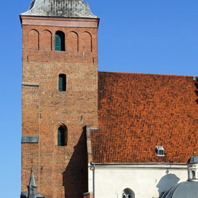 kościół Św. Jakuba Apostoła i fragment XIV-wiecznych murów miejskich