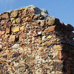 jedyna pozostałość zamku królewskiego - relikt XV-wiecznego muru, prawdopodobnie element przypory