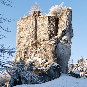 relikty murów zamku górnego na skalnym ostańcu