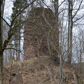 widok ogólny wzgórza z ruinami zamku książęcego