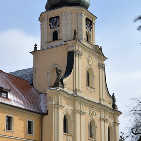fasada frontowa klasztornego kościoła Wniebowzięcia NMP