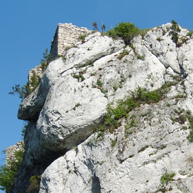 pozostałości strażnicy na szczycie skalnego ostańca