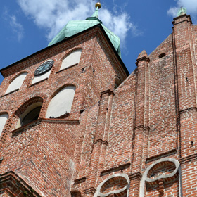 fragment fasady frontowej kościoła Wszystkich Świętych