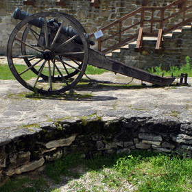 pozostałości fundamentów okrągłej baszty obronnej przy 'Skarbczyku'