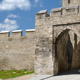 'Brama Krakowska' i fragment murów miejskich