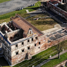 południowa i zachodnia fasada ruin pałacu