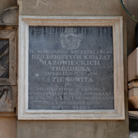 płyta pamiątkowa na fasadzie kościoła