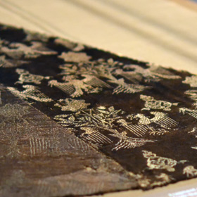 fragment jedwabnej tkaniny pochodzącej z krypty książąt mazowieckich w katedrze