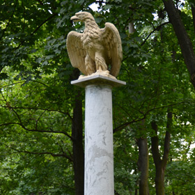 kolumna zwieńczona orłem na terenie Łazienek Królewskich
