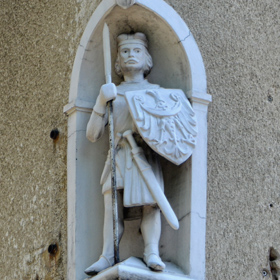 figura księcia Władysława I opolskiego w niszy kamienicy w pobliżu rynku staromiejskiego