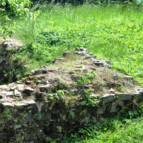pozostałości wolnostojącej murowanej baszty w północno-wschodnim narożu zamku