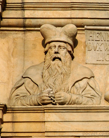 Henryk Brodaty na fasadzie bramy wjazdowej zamku w Brzegu