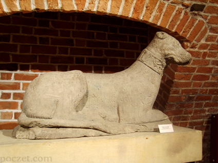 kamienna rzeźba psa