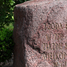 pamiątkowy obelisk poświęcony zjazdowi Piastów wielkopolskich w roku 1253
