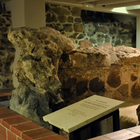 pozostałość grobowca Radzima Gaudentego w podziemiach katedry