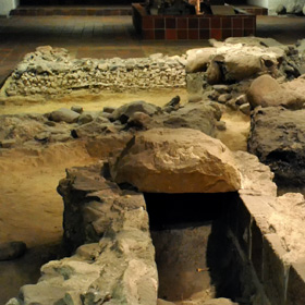 pozostałości przedromańskie i romańskie w podziemiach katedry