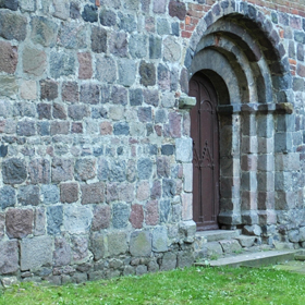 północna romańska ściana katedry z portalem
