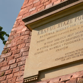 tablica na murze zamku poświęcona księciu Krakowi, legendarnemu założycielowi miasta Krakowa