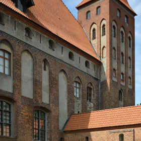 północna fasada zamku i wieża studzienna