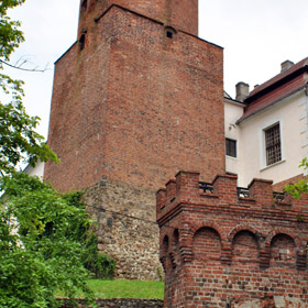 brama wjazdowa i gotycka wieża