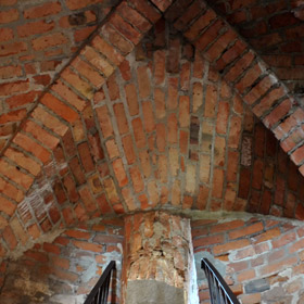 gotyckie sklepienie w klatce schodowej na wieży