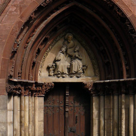 wczesnogotycki portal w kościele Wniebowzięcia NMP