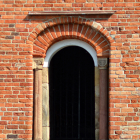 fasada zachodnia kościoła Św. Jana Jerozolimskiego za murami (z romańskim portalem)