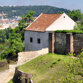 pozostałości XIV-wiecznych murów obronnych