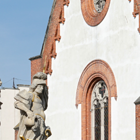 fasada frontowa kościoła Św. Jakuba i fragment XVIII-wiecznej Kolumny Matki Boskiej