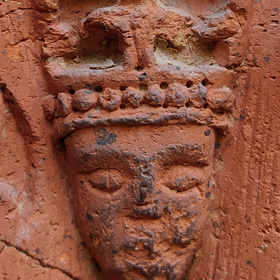 detal architektoniczny z romańskiego portalu kościoła Św. Jakuba Apostoła - głowa króla/księcia